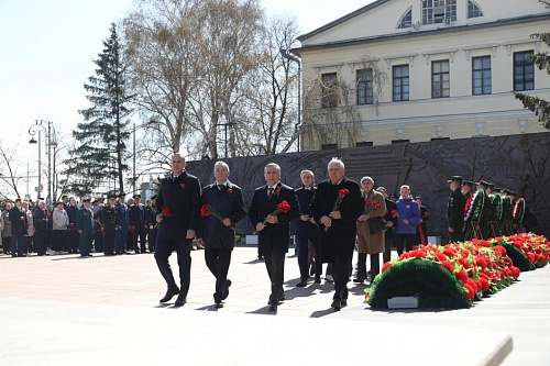 Тюменцы во главе с губернатором почтили память героев Великой Отечественной войны