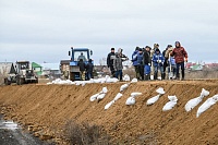 В селе Казанском с помощью добровольцев наращивают дамбу