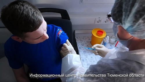 В Тюменской области гражданам из подтопляемых территорий ставят прививки