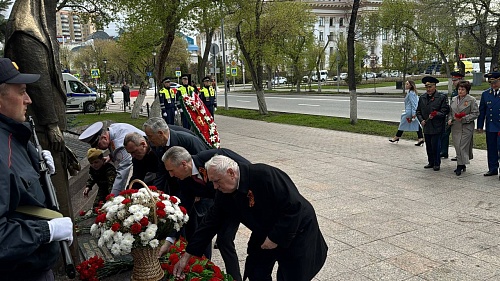 Александр Моор возложил цветы к Мемориалу памяти погибшим сотрудникам органов внутренних дел