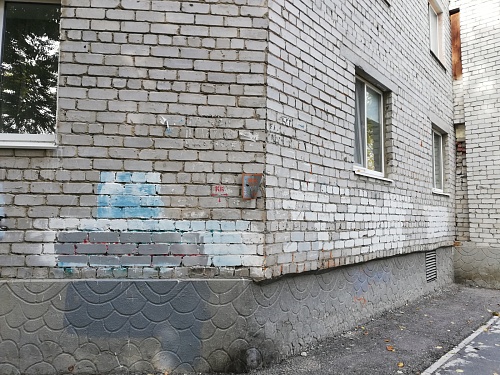 Тюменцы активно сообщают о незаконных надписях на фасадах зданий