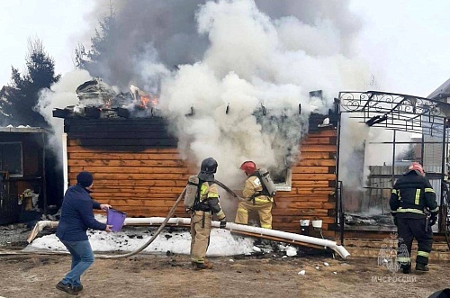 В тюменском СНТ «Ручеек» пожар с хозпостроек перекинулся на соседний дом