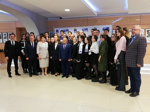 Депутаты Тюменской гордумы поделились с молодежью "Формулой успеха"