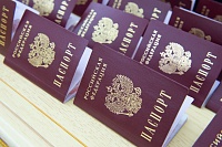 Александр Моор вручил 14-летним тюменцам их первые паспорта