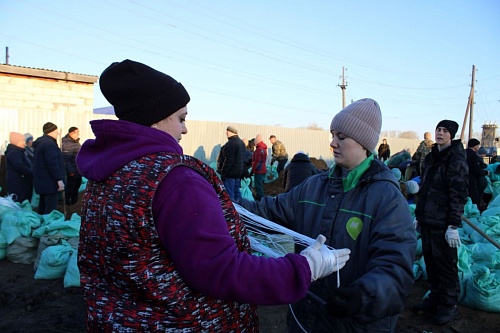 Две тысячи добровольцев помогли укрепить дамбы в селе Казанское