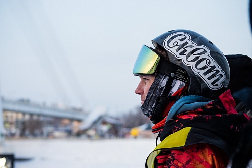 50 сноубордистов и лыжников стали участниками костюмированного спуска с горы на Ямале