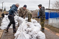 В селе Казанском с помощью добровольцев наращивают дамбу
