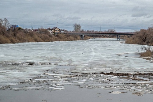 На реке Ишим начали взрывать лед