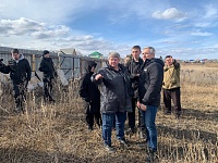 Александр Моор и Владимир Якушев встретились с жителями Казанского, где объявлена эвакуация