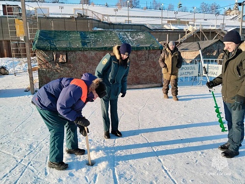 Перед крещенскими купаниями в Тюменской области проверили толщину льда